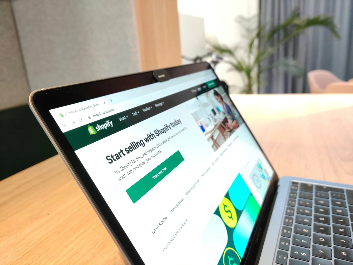 Laptop mit geöffnetem Shopify-Shop